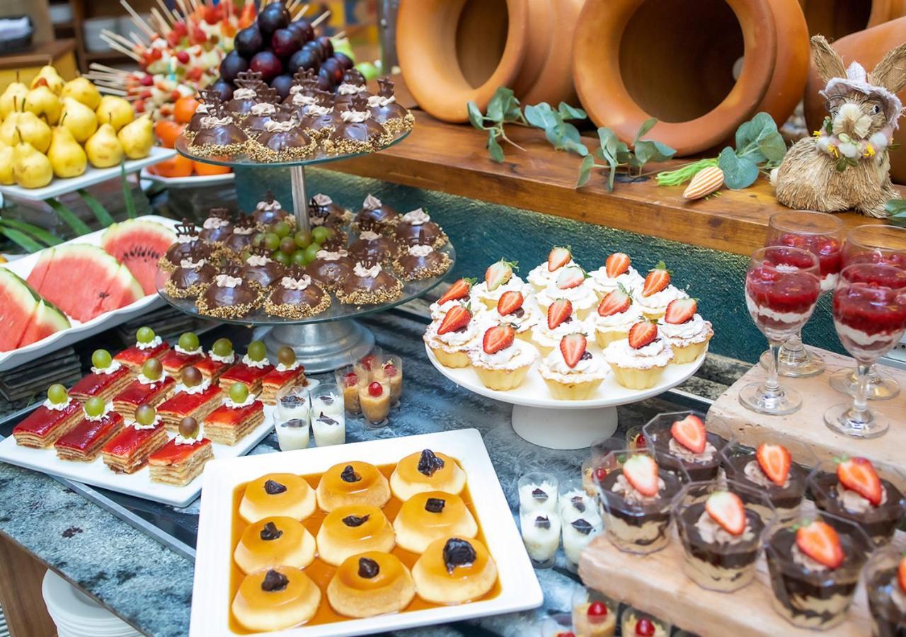 Hot Beach Resort Olímpia Exterior foto A dessert buffet